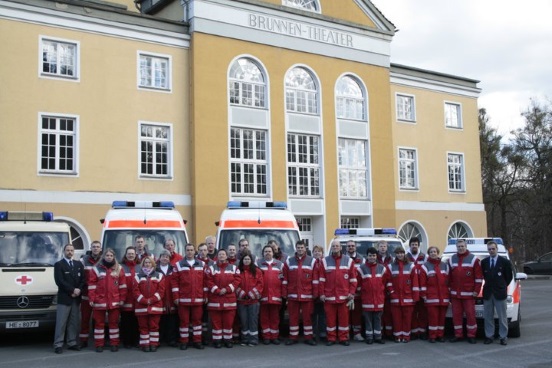 Foto: Die Ehrenamtlichen vom Sanitätsdienst Bohmte haben ich vor ihren einsatzfahrzeugen aufgestellt.